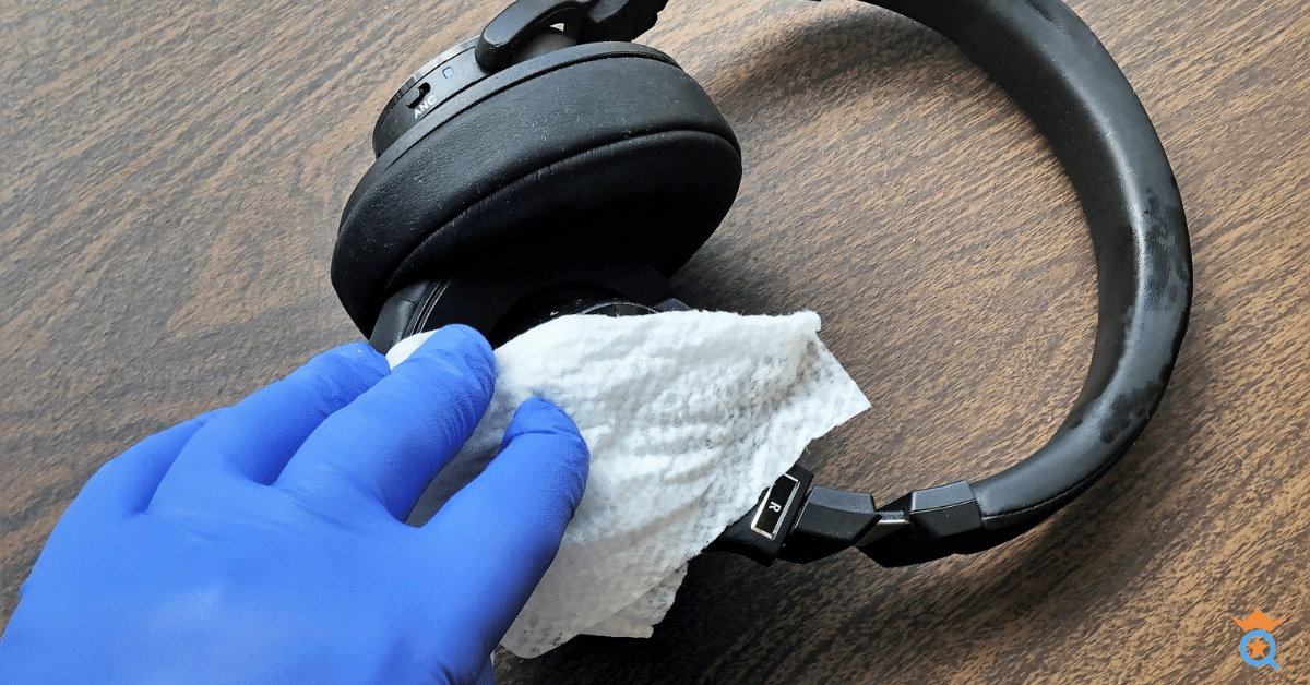 cleaning a headphone